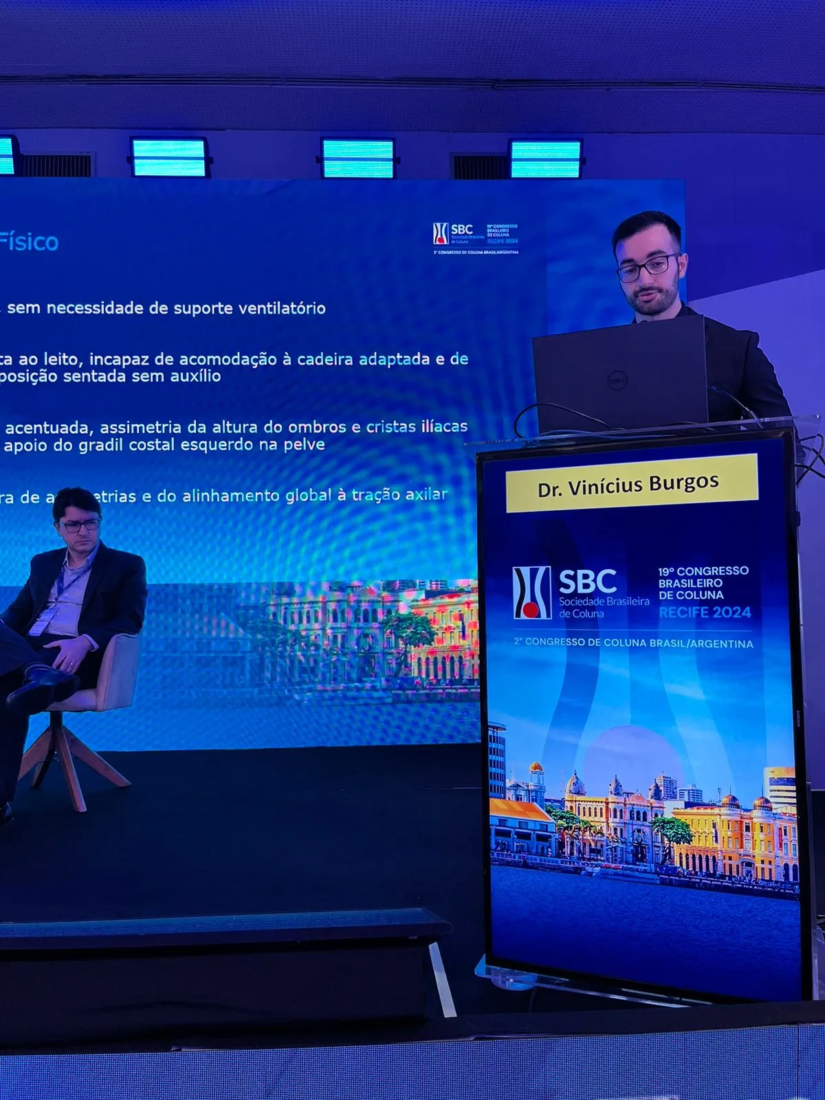 Dr. Vinicius Burgos palestrando no Congresso Brasileiro de Coluna